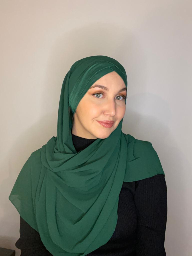 Hijab en mousseline à enfiler bonnet croisé vert sapin