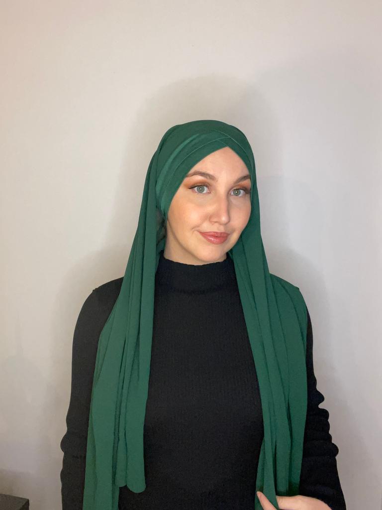 Hijab en mousseline à enfiler bonnet croisé vert sapin