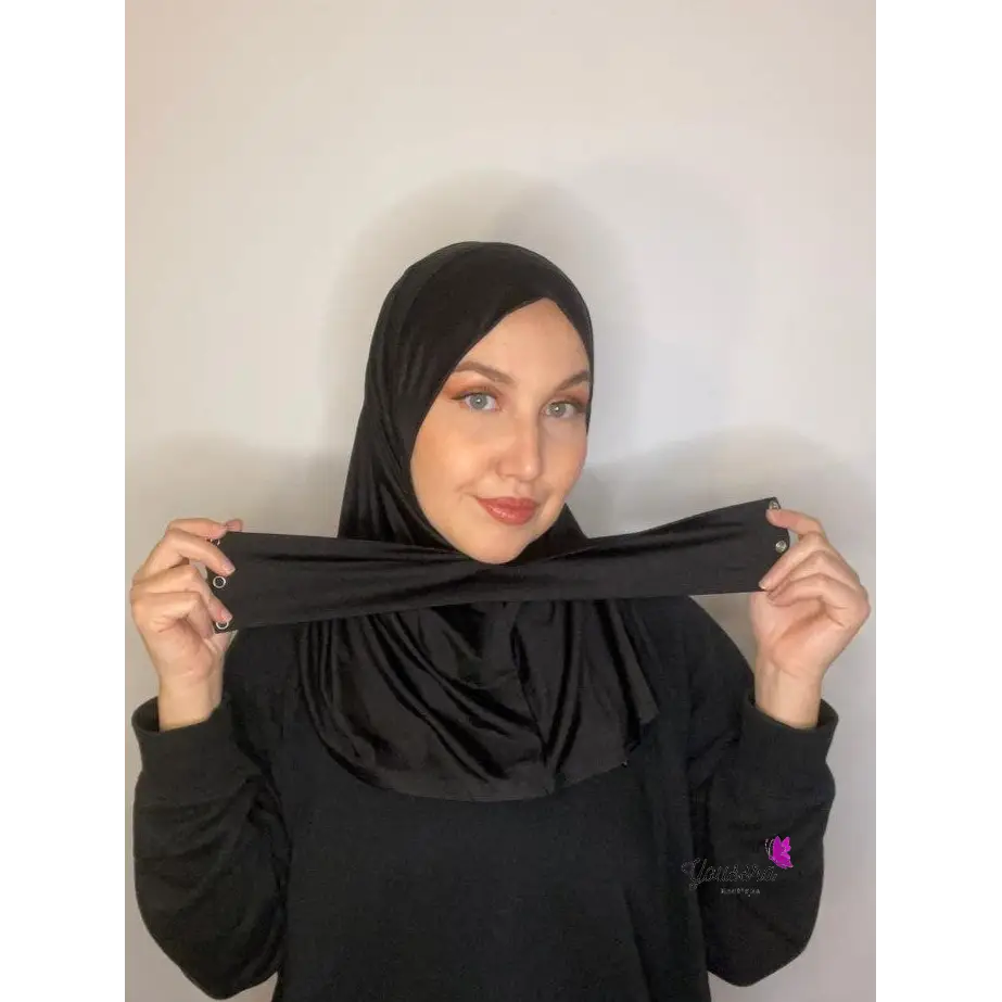 le nouveau Hijab cagoule à bouton pressions, pratique pour le sport, les étudiantes, les nouvelles voilées et les invités surprises grâce à  la rapidité  pour le mettre et son maintient grâce a ses trois boutons pressions. 