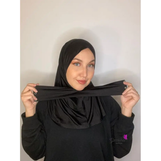 le nouveau Hijab cagoule à bouton pressions, pratique pour le sport, les étudiantes, les nouvelles voilées et les invités surprises grâce à  la rapidité  pour le mettre et son maintient grâce a ses trois boutons pressions. 