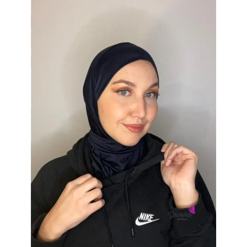 le nouveau Hijab cagoule à bouton pressions, pratique pour le sport, les étudiantes, les nouvelles voilées et les invités surprises grâce à la rapidité pour le mettre et son maintient grâce a ses trois boutons pressions