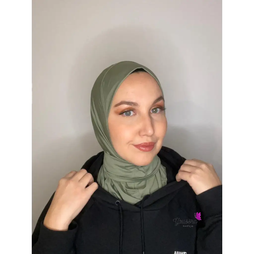 le nouveau Hijab cagoule à bouton pressions, pratique pour le sport, les étudiantes, les nouvelles voilées et les invités surprises grâce à la rapidité pour le mettre et son maintient grâce a ses trois boutons pressions