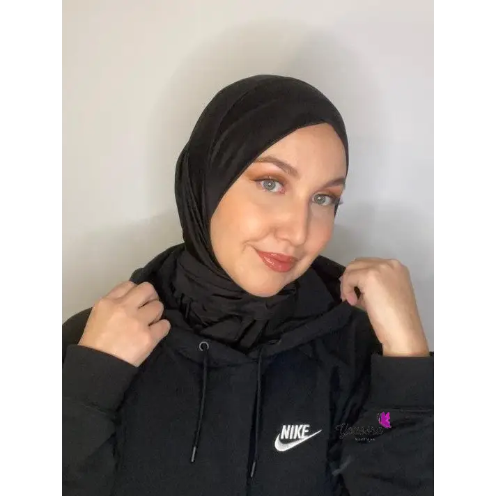 le nouveau Hijab cagoule à bouton pressions, pratique pour le sport, les étudiantes, les nouvelles voilées et les invités surprises grâce à la rapidité pour le mettre et son maintient grâce a ses trois boutons pressions