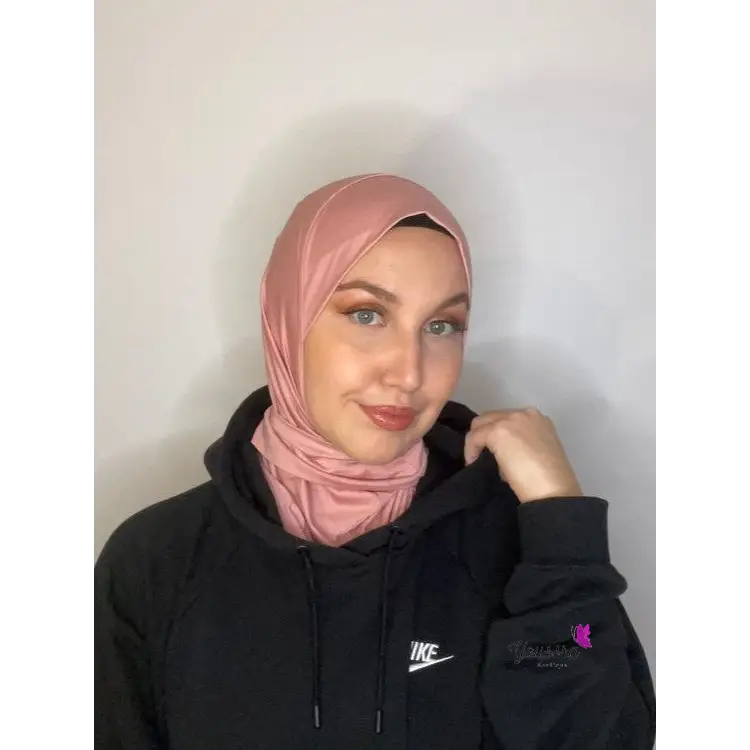 le nouveau Hijab cagoule à bouton pressions, pratique pour le sport, les étudiantes, les nouvelles voilées et les invités surprises grâce à la rapidité pour le mettre et son maintient grâce a ses trois boutons pressions