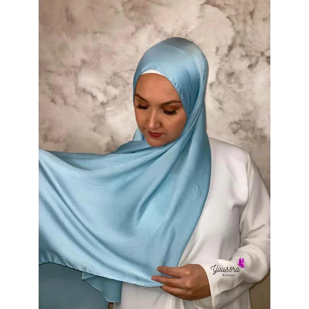 Hijab en Satin Rayé Bleu Azur Clair