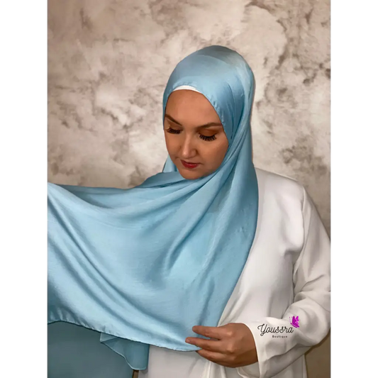 Hijab en Satin Rayé Bleu Azur Clair