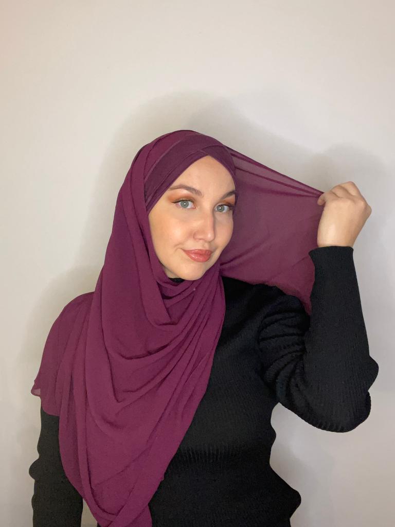 Hijab en mousseline à enfiler bonnet croisé prune